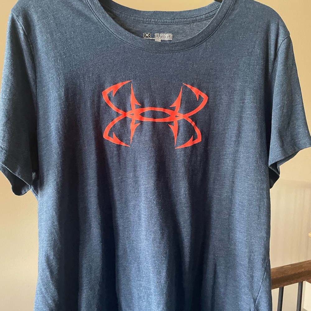 Under Armour women’s heat gear t-shirt navy blue with coral color emblem